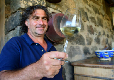 Fabrizio Basile nella sua azienda vinicola