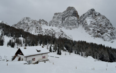 D’INVERNO AL RIFUGIO CITTA’ DI FIUME (VAL FIORENTINA, VENETO)