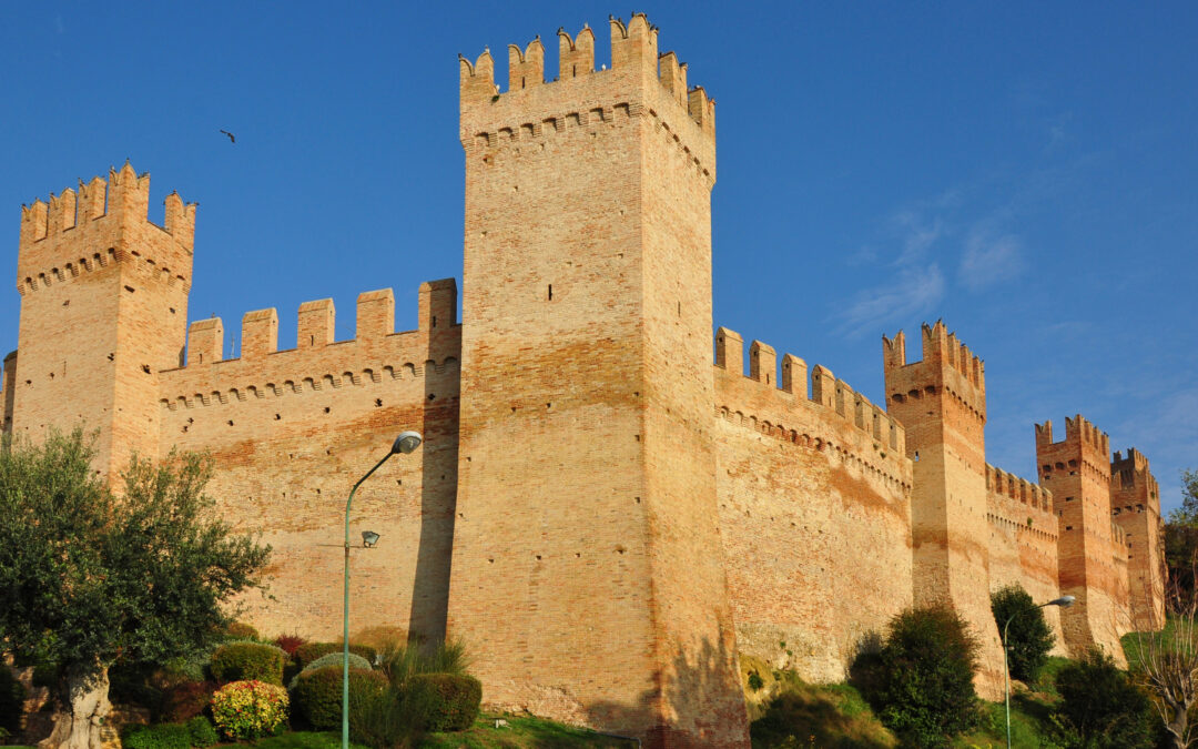 INTORNO AL CASTELLO E AL BORGO DI GRADARA (MARCHE)