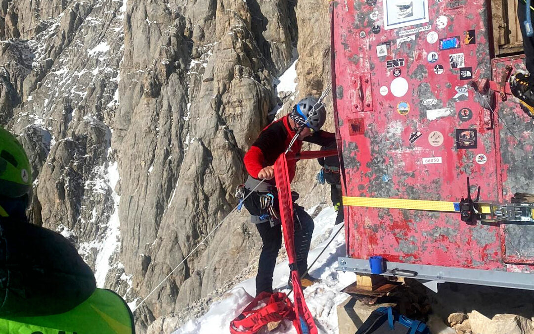 IL BIVACCO BAFILE SE NE VA, ARRIVA IL BIVACCO DESIATI. GRAZIE AL CAI DELL’AQUILA E AI CORRIDORI DEL CIELO