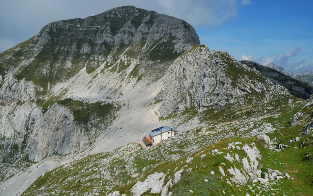 DA MALGA PIAN DELLE LASTRE AL RIFUGIO SEMENZA (DOLOMITI DELL’ALPAGO, VENETO)